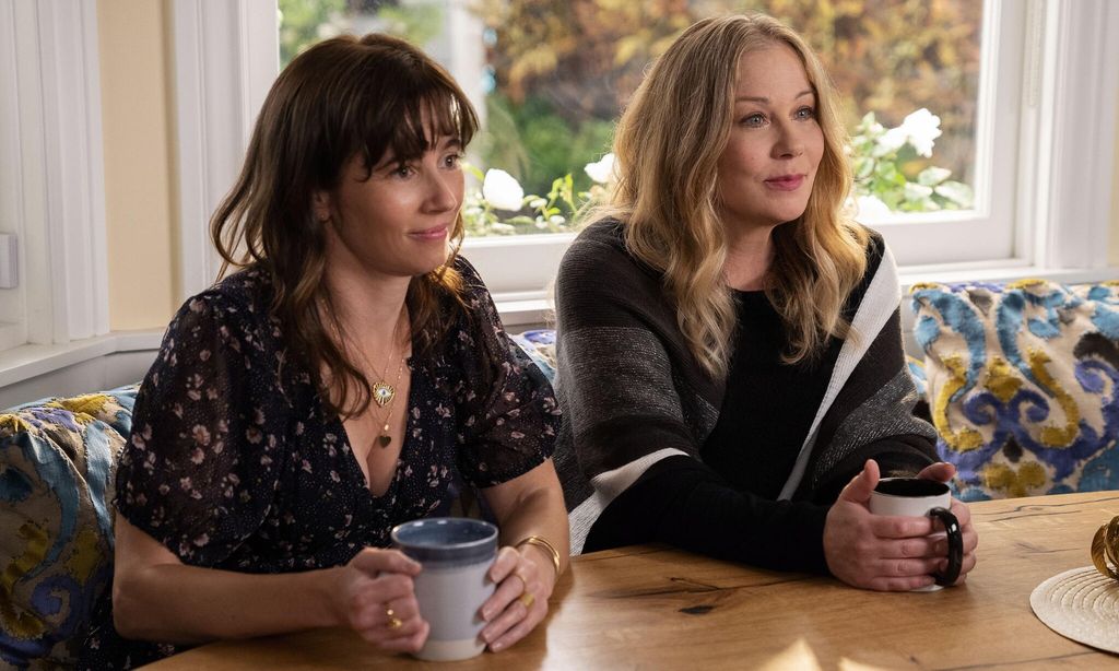 (De izquierda a derecha) Linda Cardellini, como Judy Hale y Christina Applegate como Jen Harding.
