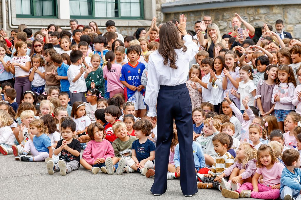 La reina Letizia en el patio del colegio La Gesta