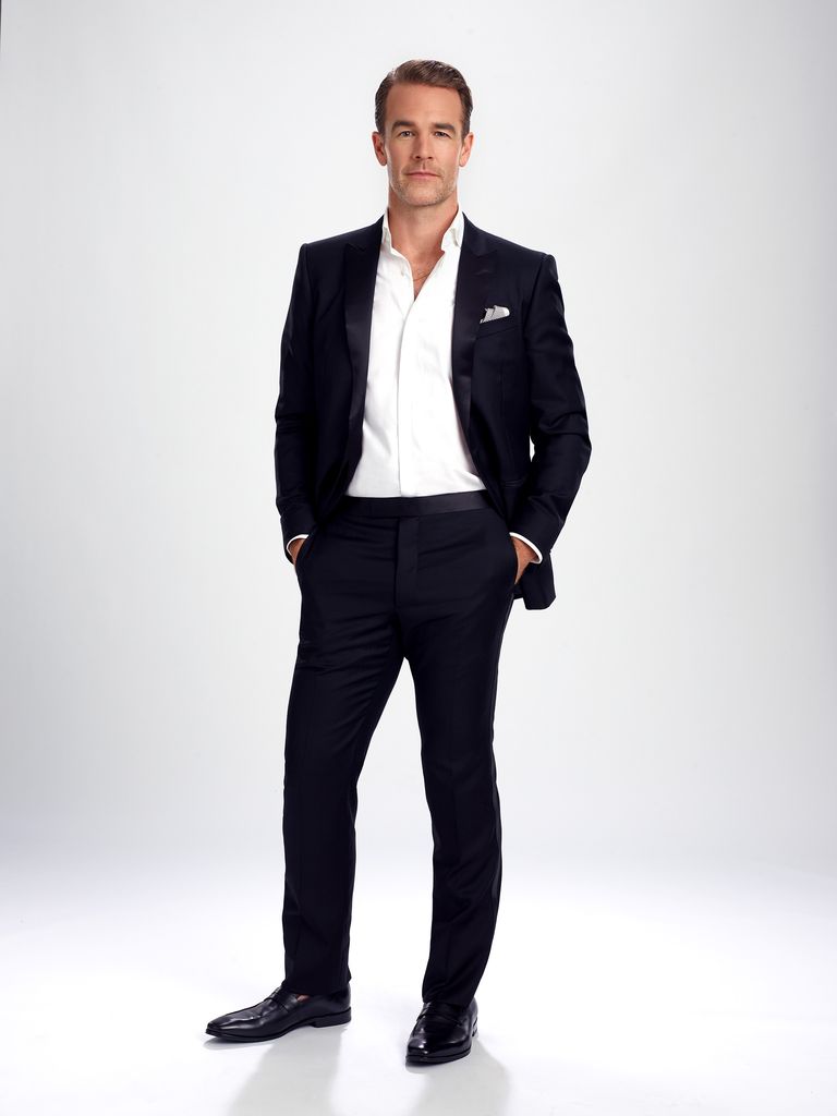 Plano entero de James Van Der Beek con traje negro