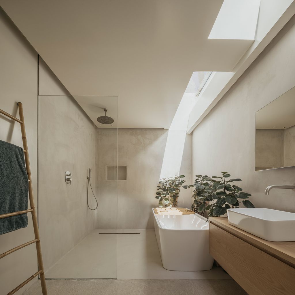 Baño con ducha de obra y bañera exenta