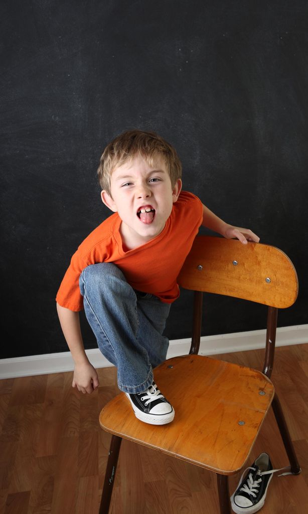Niño comportándose mal