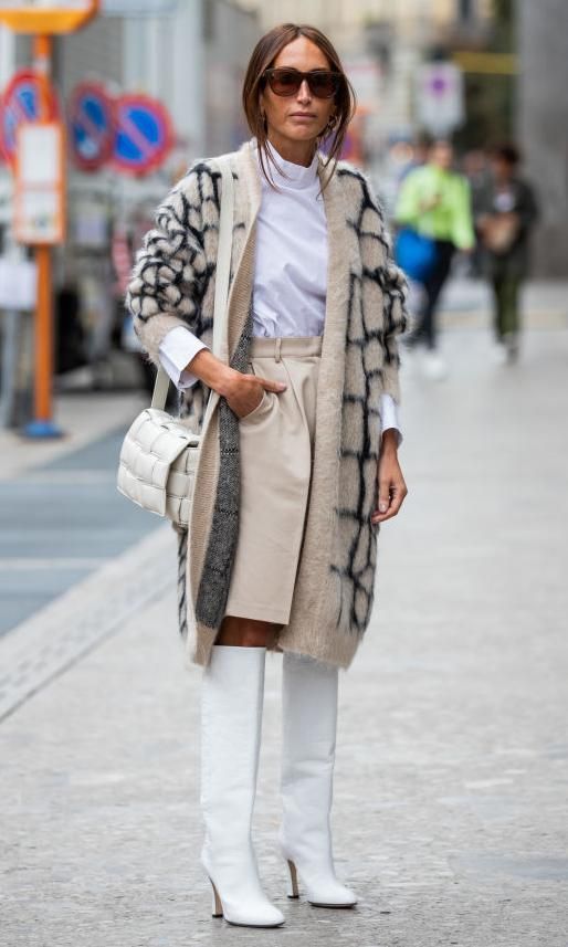 chloe harrouche con idea de outfit con botas blancas
