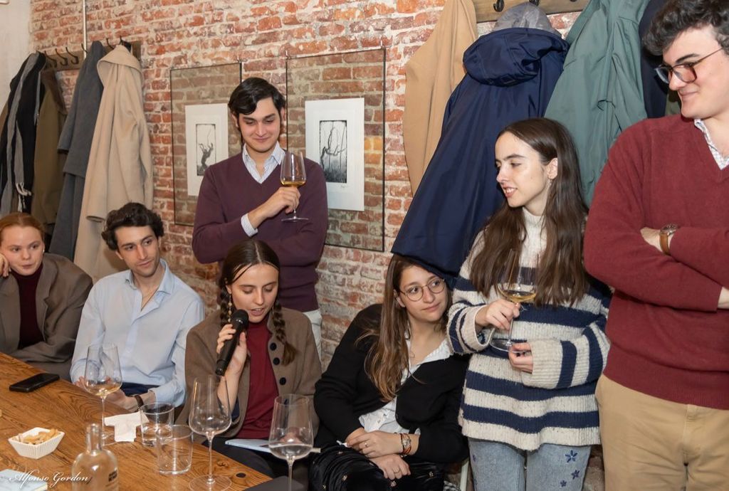 Un grupo de amigos de Inés de Limburg-Stirum durante la presentación del libro
