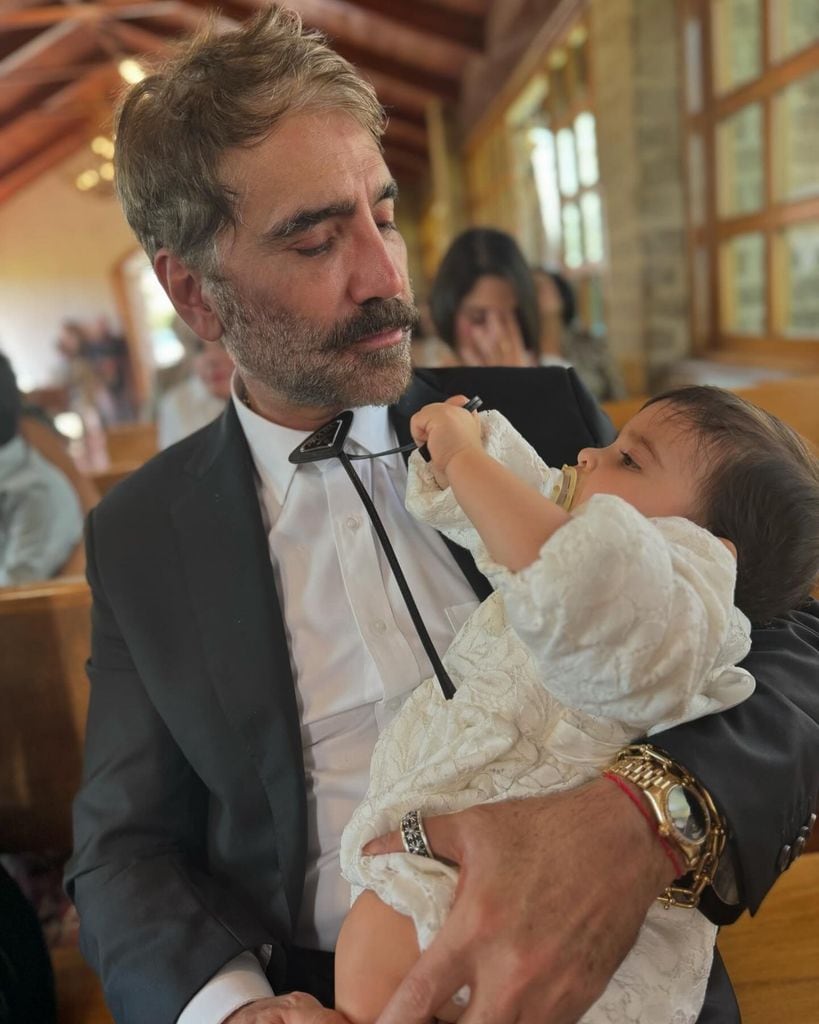 Alejandro Fernández y su nieta Nirvana.