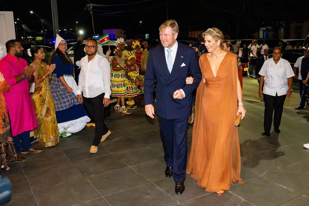 Los reyes Guillermo y Máxima llegando a la cena de Estado en Surinam 