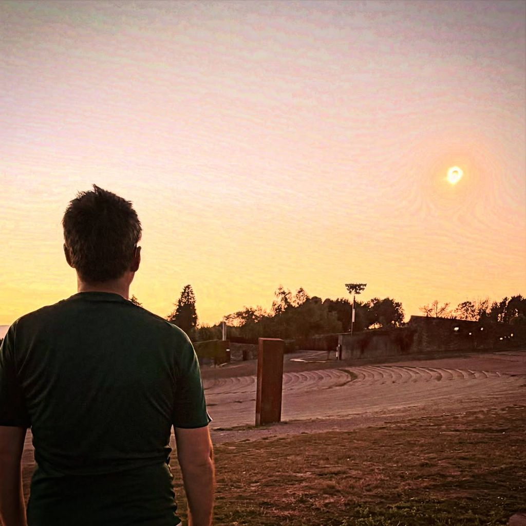 Jesús Cintora viendo el eclipse solar total desde el Monte do Gozo, una colina de unos 380 metros de altura situada a unos 4,5 kilómetros de la catedral de Santiago de Compostela
