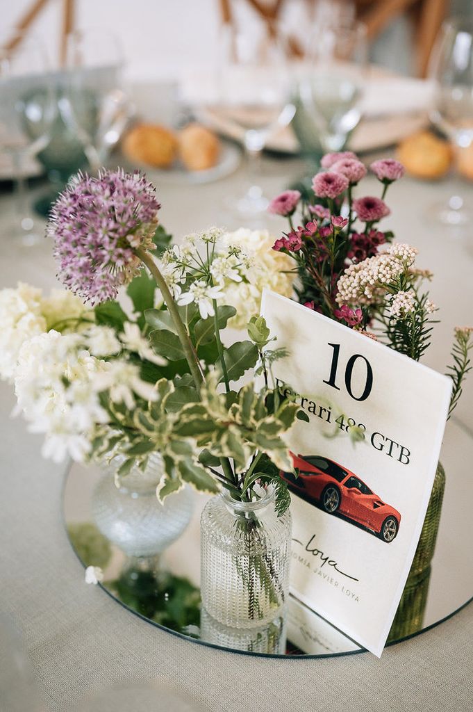 Mesa decorada con flores en Castiello de Selorio en Villaviciosa