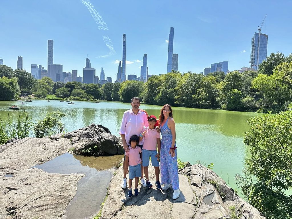 Tony Aguilar con su mujer, Nelly, y sus dos hijos: Biel y Nil