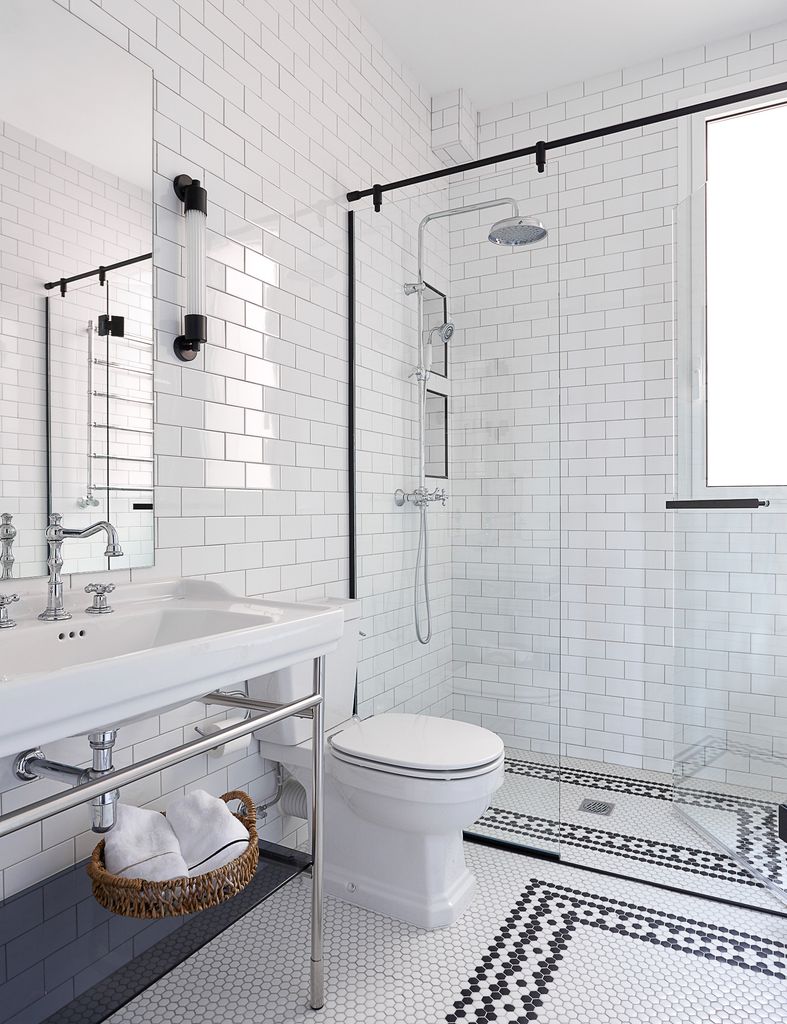 Baño que transporta a un ambiente clásico afrancesado