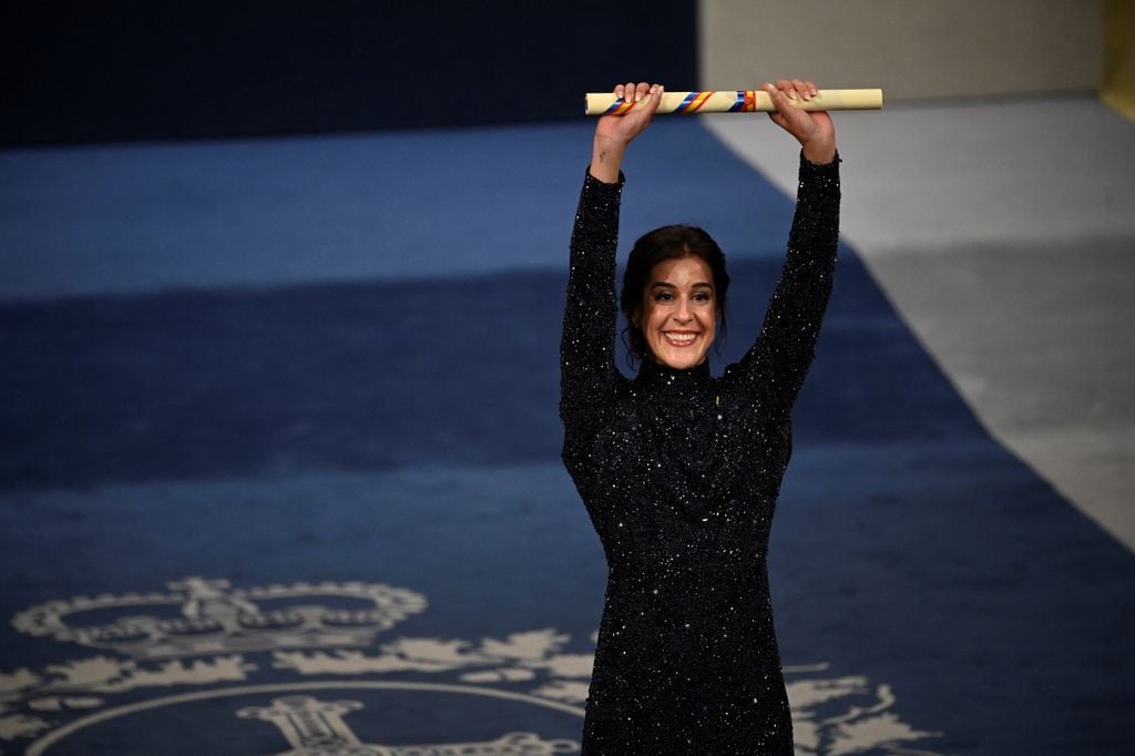 Plano medio de Carolina Marín mostrando su premio Princesa de Asturias a la audiencia 