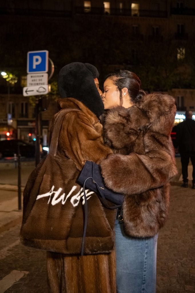 La pareja incluso compartió un beso frente a los paparazzis. 