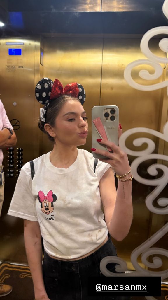 Sofía Castro posó con sus orejitas de Minnie Mouse