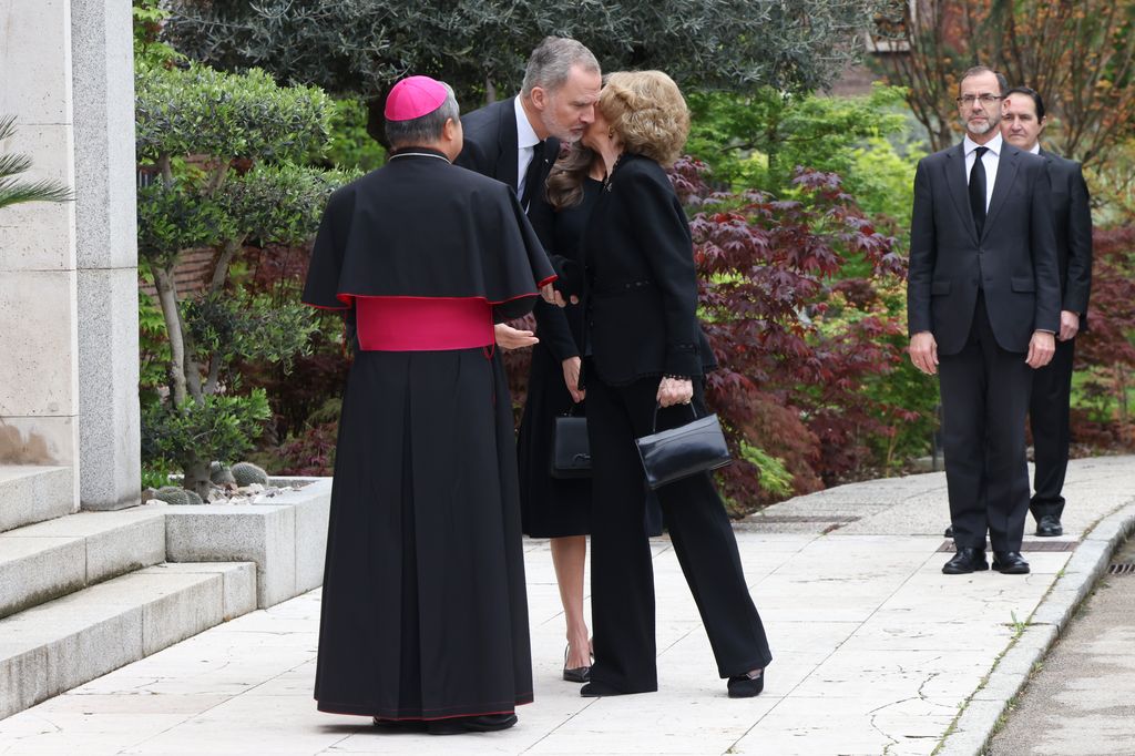 LOS REYES Y DOÑA SOFÍA ACUDEN A FIRMAR EN EL LIBRO DE CONDOLENCIAS TRAS EL FALLECIMIENTO EL PAPA FRANCISCO
