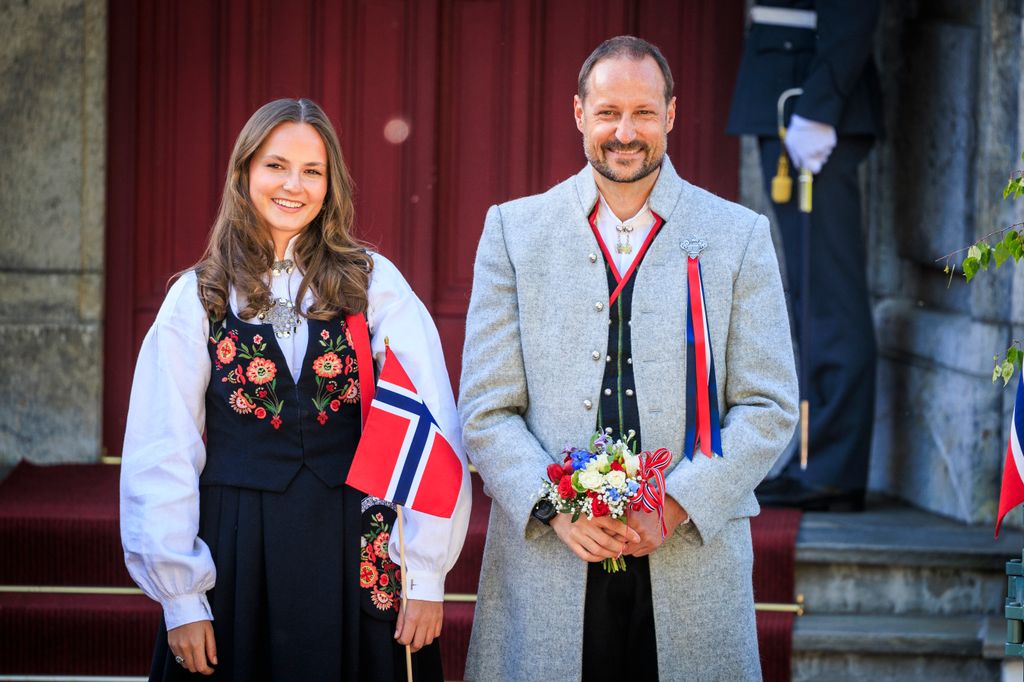 La princesa Ingrid Alexandra con su padre Haakon VIII de Noruega.