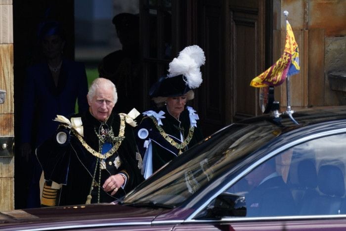 Los Reyes en su coronación escocesa con las túnicas de la Orden del Cardo