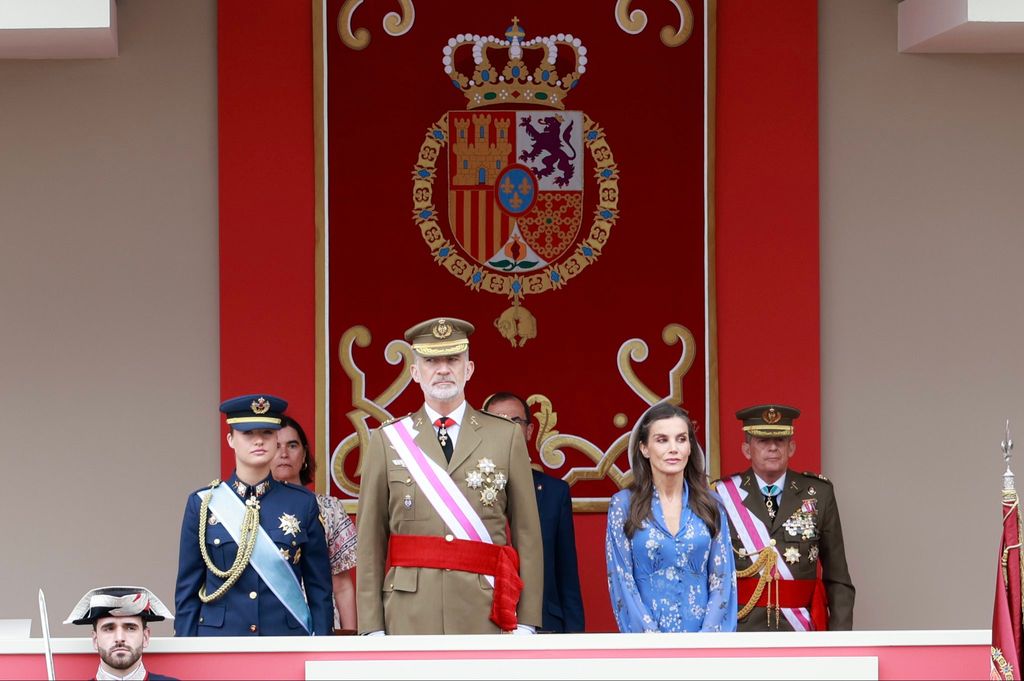 La princesa Leonor, el rey Felipe y la reina Letizia en el palco de honor durante el desfile