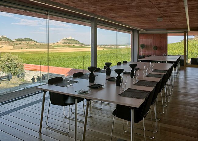 Sala de cata de la bodega 'Pago de Carraovejas', con espectaculares vistas al viñedo.
