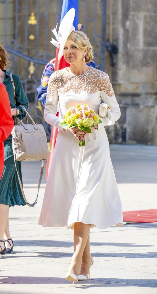 La monarca llevaba unas flores de bienvenida en la República Checa.