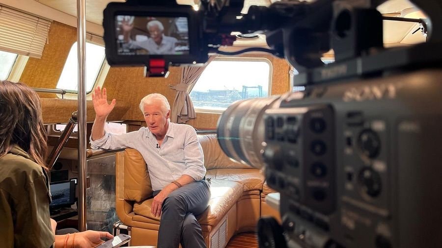 Richard Gere y Alejandra Silva se sinceran con Ana Pastor sobre su nueva vida en España