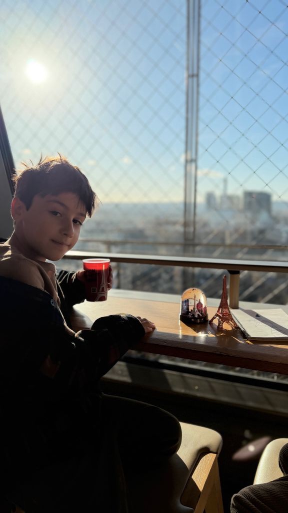 Pato en la Torre Eiffel.