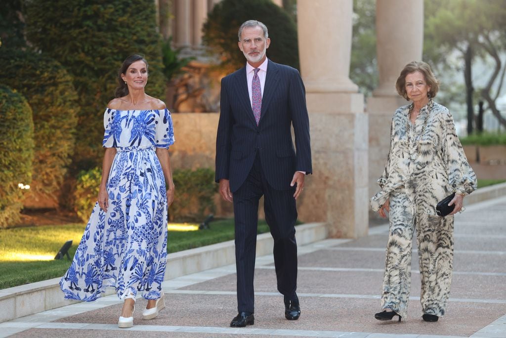 Los reyes Felipe y Letizia con doña Sofía en la tradicional recepción con la sociedad balear en el Palacio de Marivent