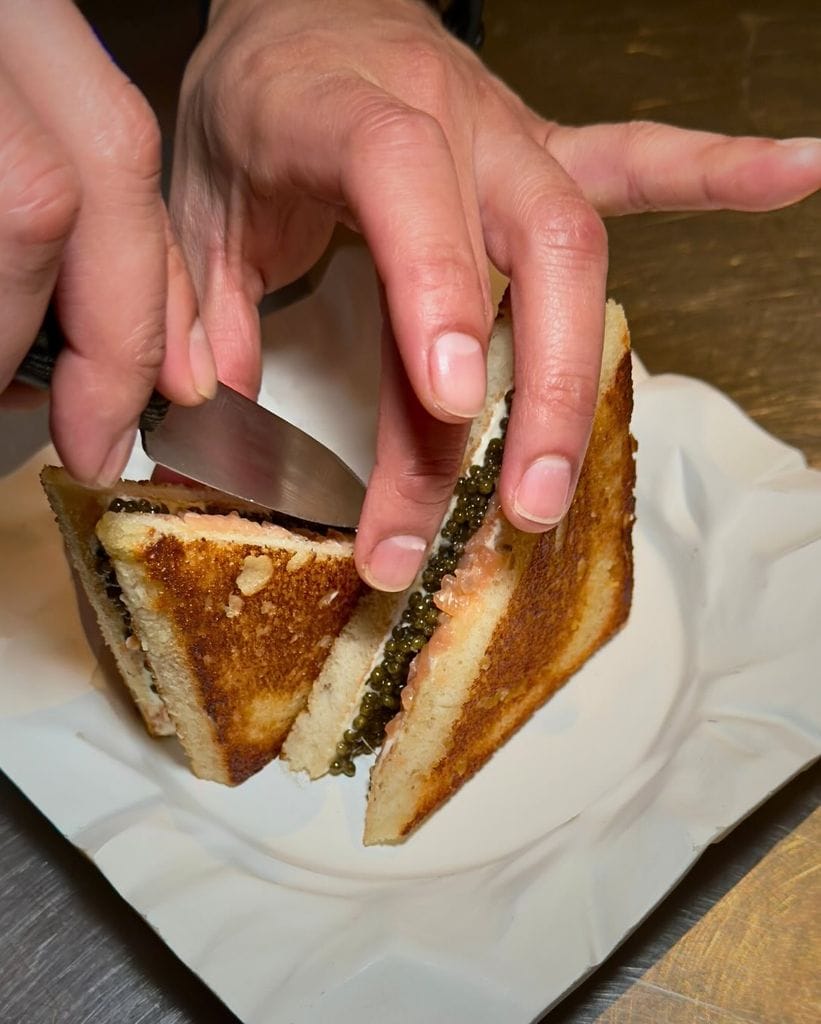 Sándwich de salmón, queso crema y caviar