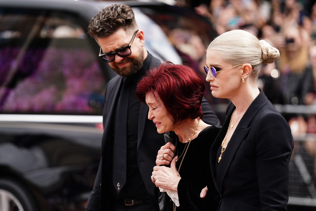 Sharon Osbourne reaparece y rompe en llanto en el cortejo fúnebre de Ozzy Osbourne 