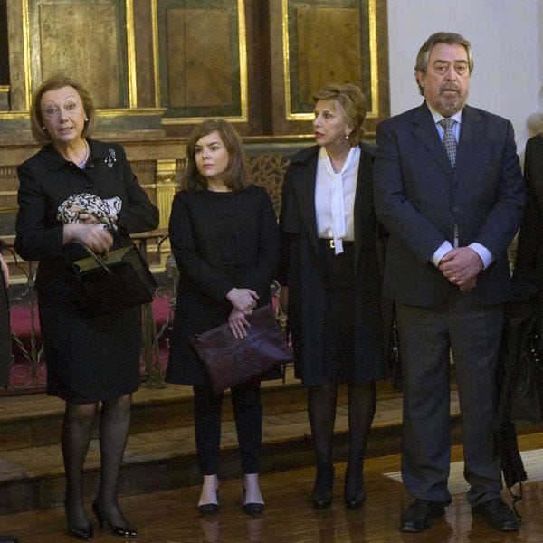 La vicepresidenta del Gobierno, Soraya Sáenz de Santamaría, la presidenta de Aragón, Luisa Fernanda Rudi , y el alcalde de Zaragoza, Juan Alberto Belloch, con su mujer Mari Cruz Soriano durante el entierro de Ana Crisitina Placer
