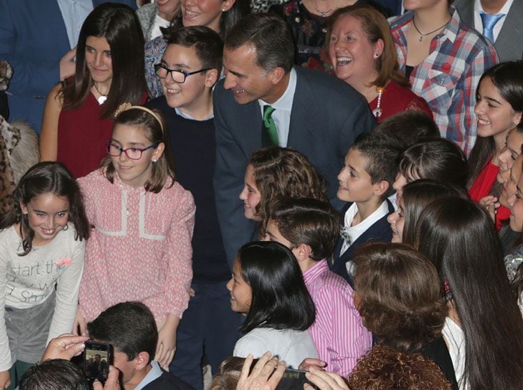 Don Felipe ha recibido a los ganadores del concurso ¿Qué es un Rey para ti? en el palacio de El Pardo
