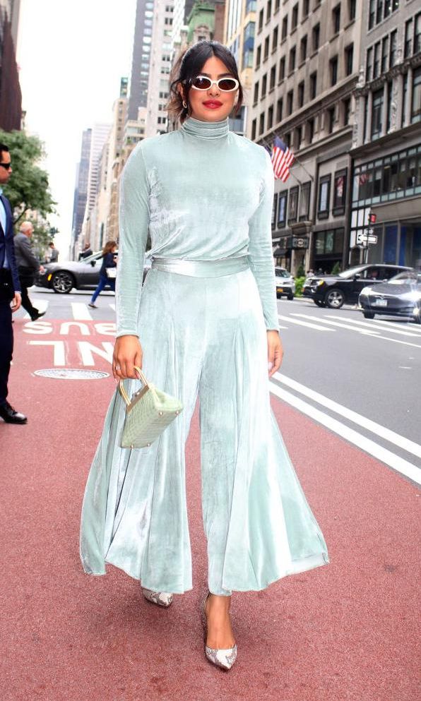 priyanka chopra con look monocrom tico de lia cohen pumps de jimmy choo y bolso de cult gaia