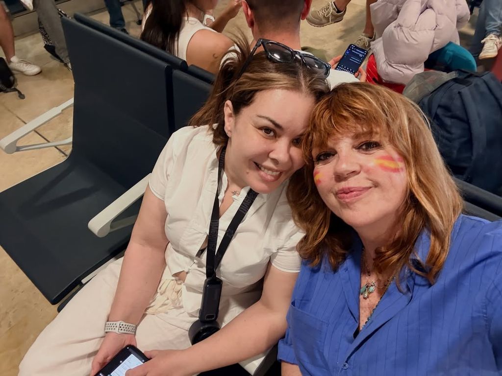 María José Campanario y Belinda Washington en el aeropuerto minutos antes de empezar su aventura 'Hasta el fin del mundo'