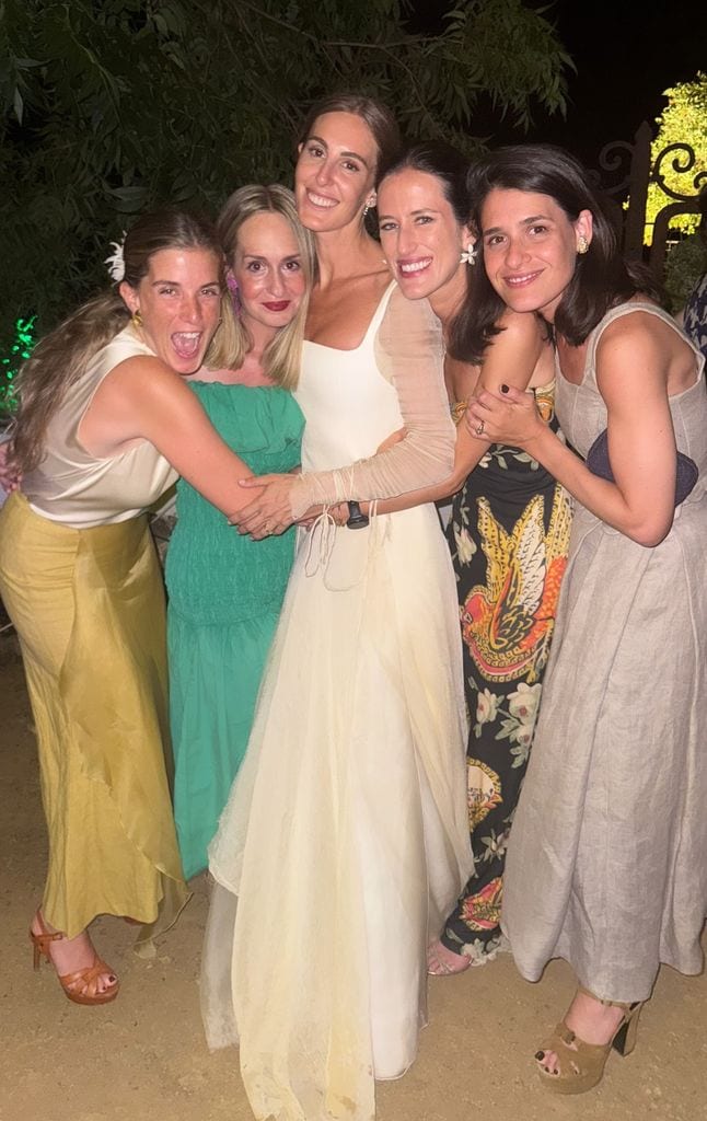 Victoria junto a sus amigas de toda la vida