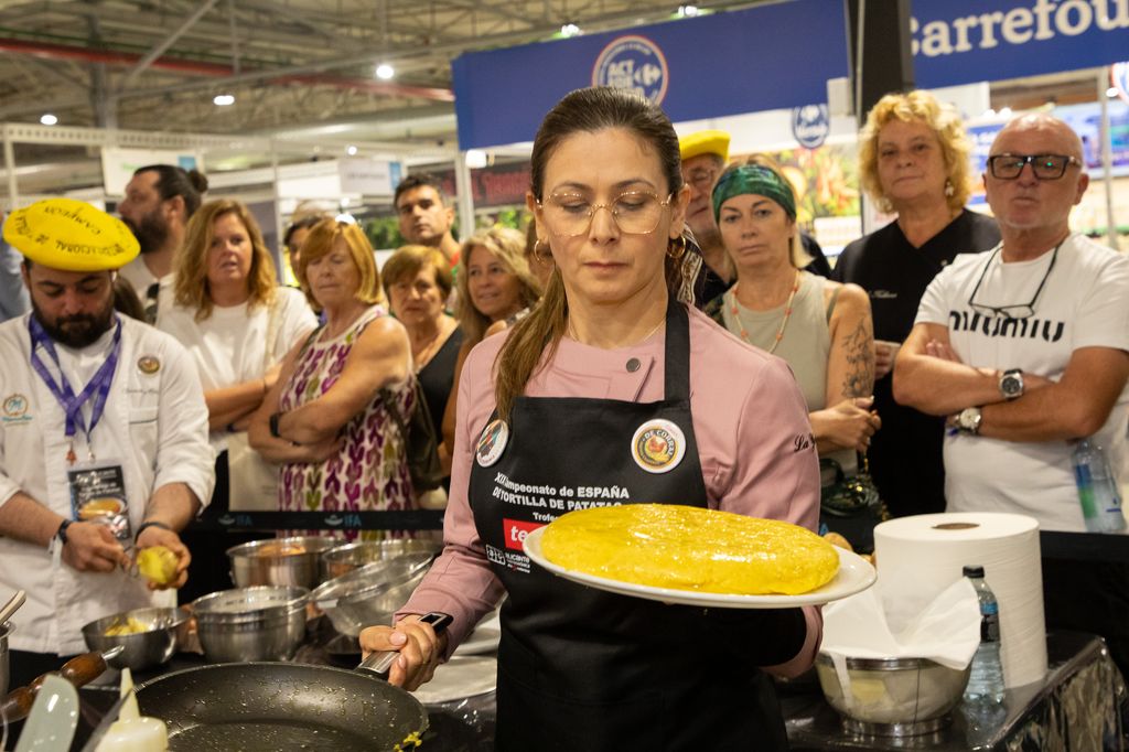 Celia Correira, del restaurante La Teulada, durante el cocinado de su tortilla ganadora. 