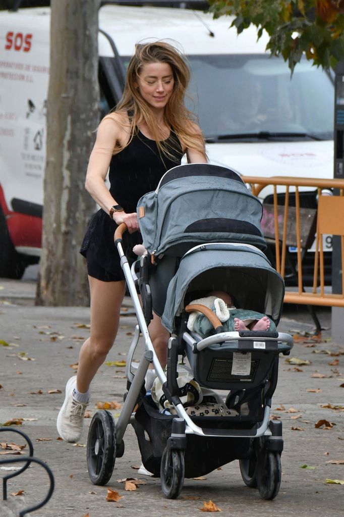 Amber Heard llevó a sus pequeños Agnes y Ocean de paseo matutino.