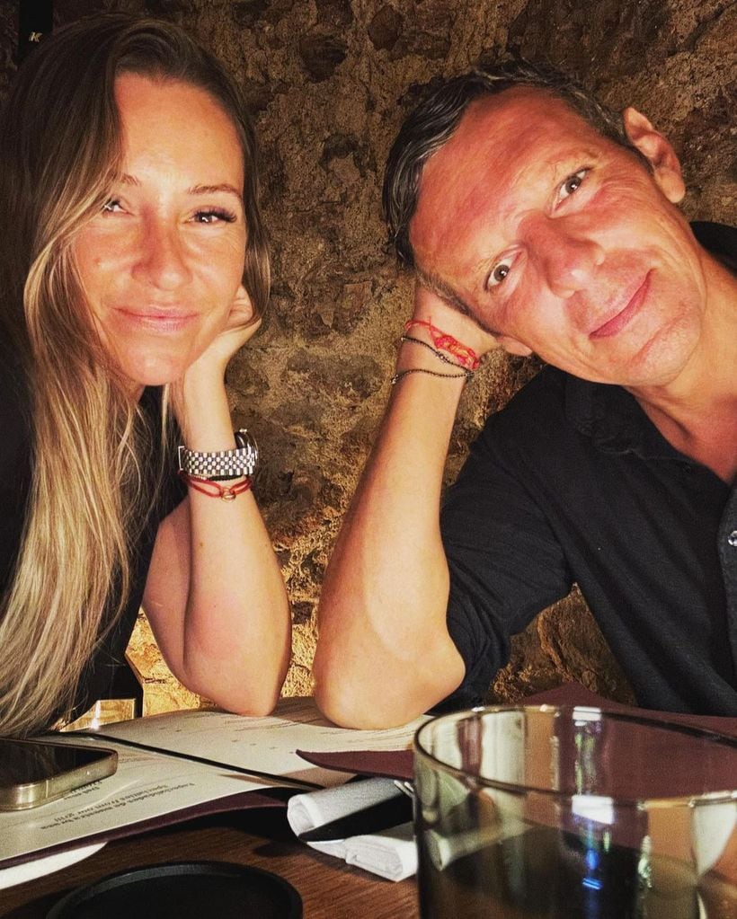 Sobre estas líneas, Alexia Pla y Joaquín Prat. La pareja celebró recientemente dos años de relación