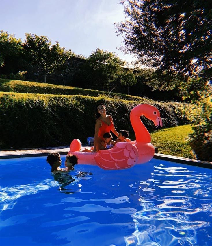 Georgina Rodríguez y los niños en la piscina