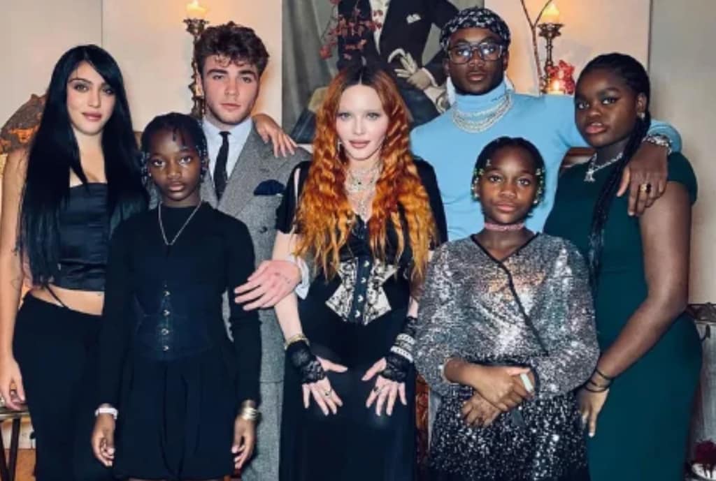 Madonna con sus seis hijos