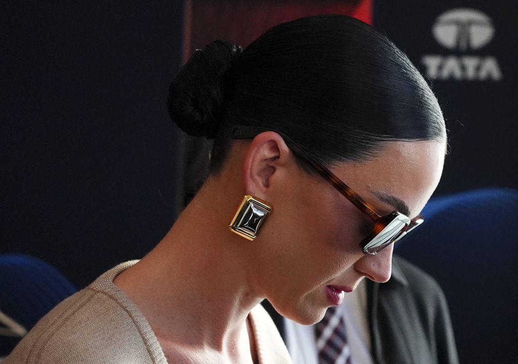 Katy coordinó su look con gafas oscuras y aretes grandes