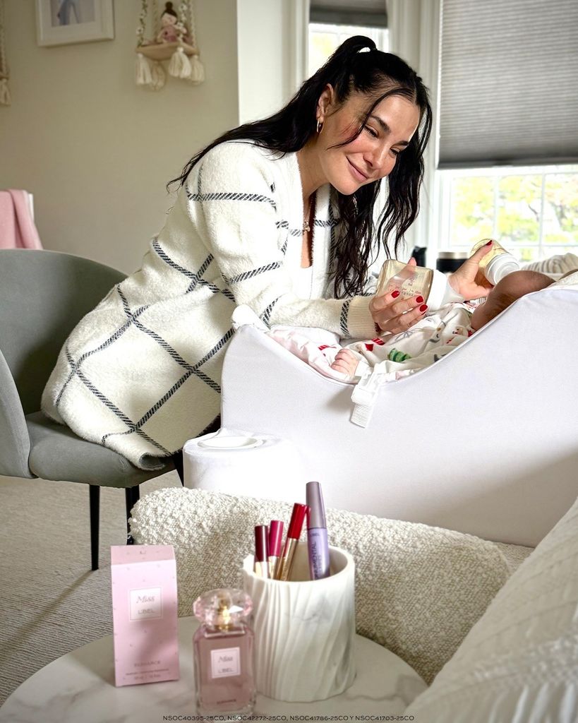 Martha Higareda y sus gemelas.