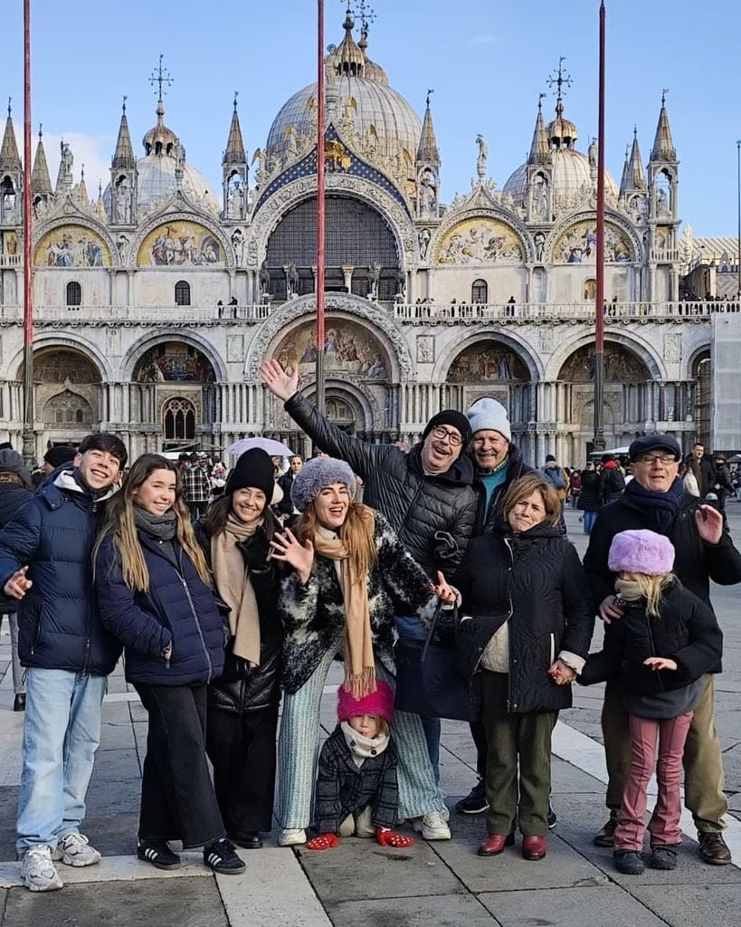 Foto familiar de los Carrasco Navalón con la catedral de Venecia de fondo