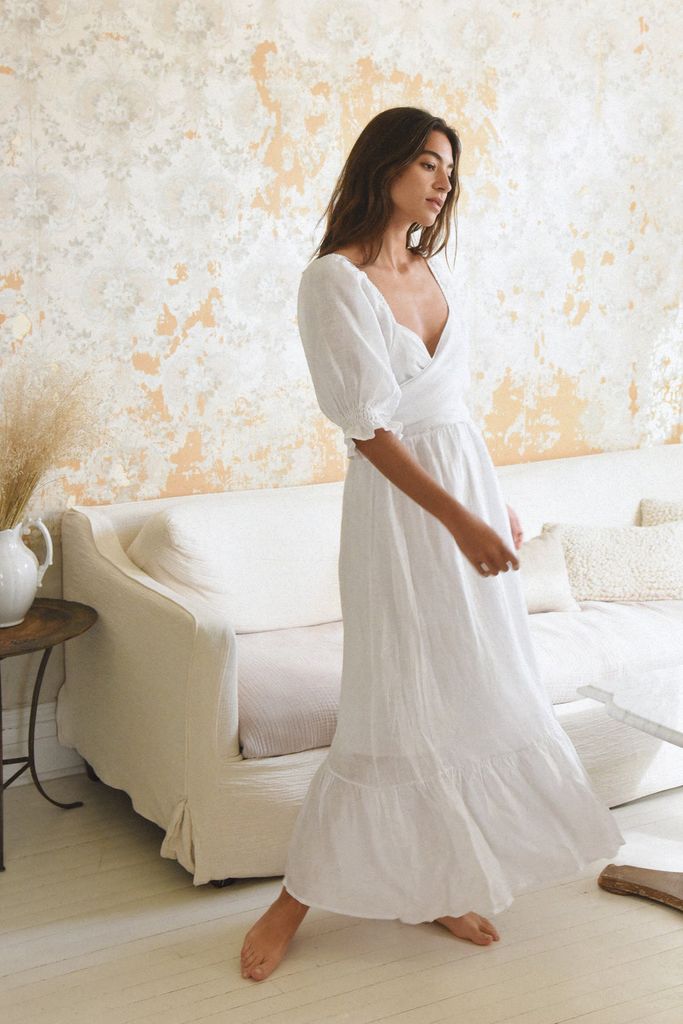 Rocío Crusset con vestido blanco de lino