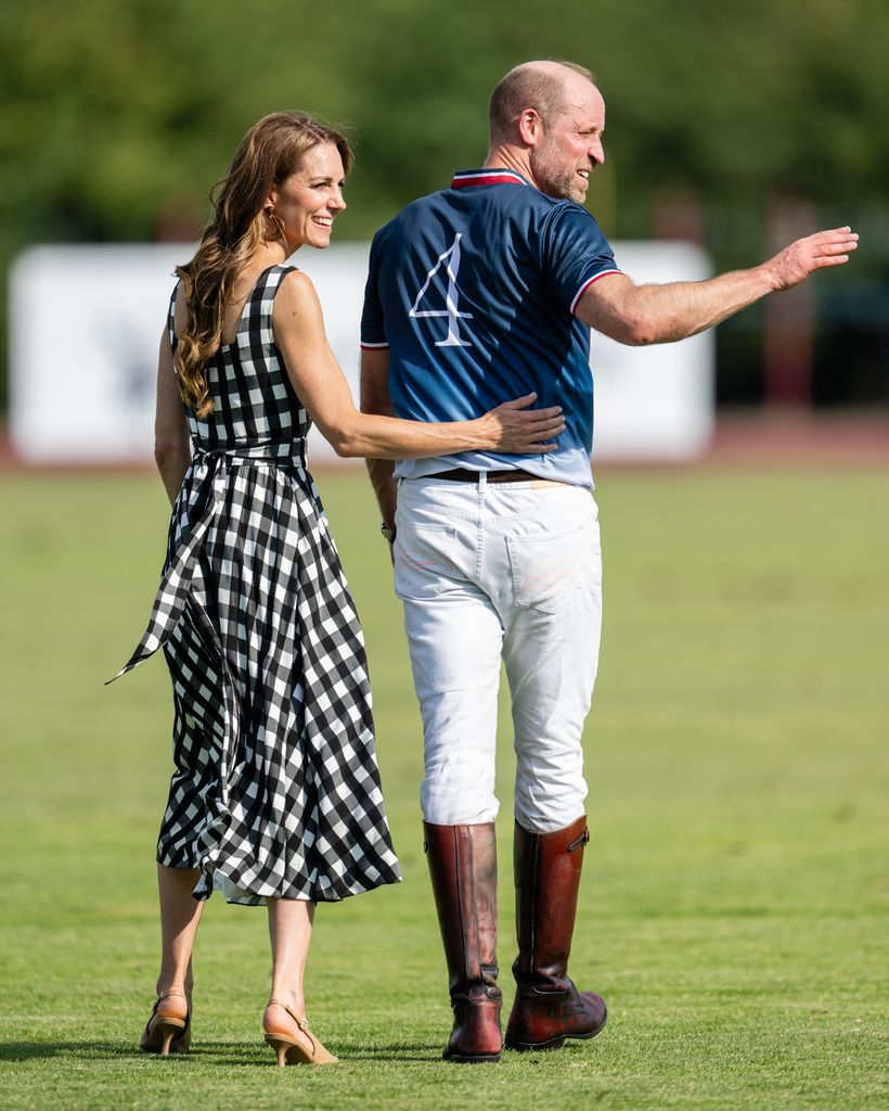 Kate Middleton combinó su atemporal vestido de cuadros vichy con unos zapatos destalonados de Camilla Elphick y unos pendientes reciclados de Sézane que ya había lucido anteriormente.