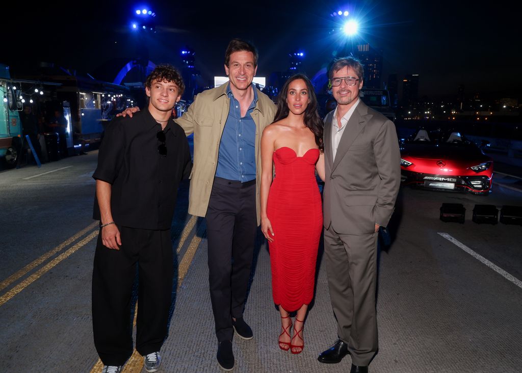 El piloto de F1 Andrea Kimi Antonelli, el director de la firma, Toto Wolff, Inés de Ramón y Brad Pitt, durante el evento en Los Ángeles