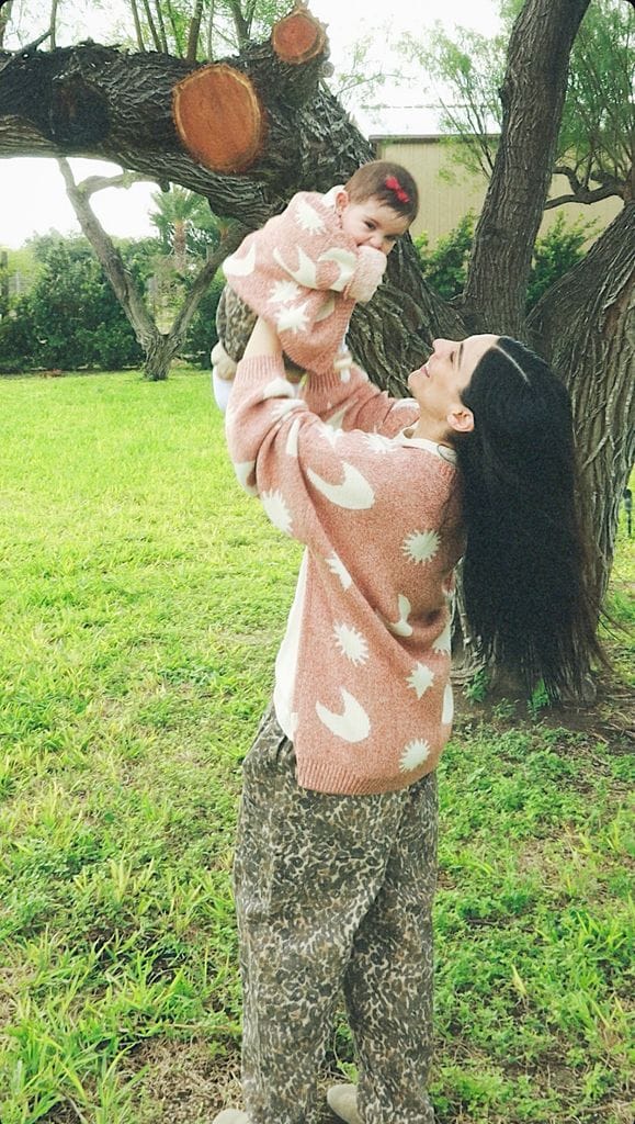 Ana Brenda Contreras junto a su hija Aria.