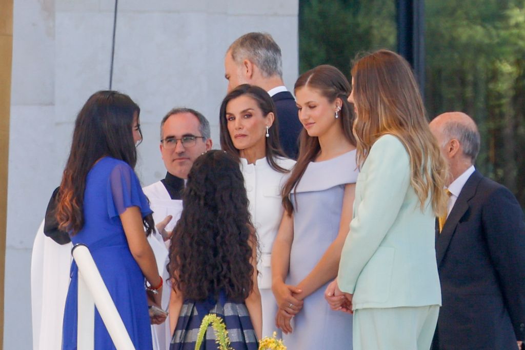 La Familia Real conversa con las familias tras la misa de Cibeles