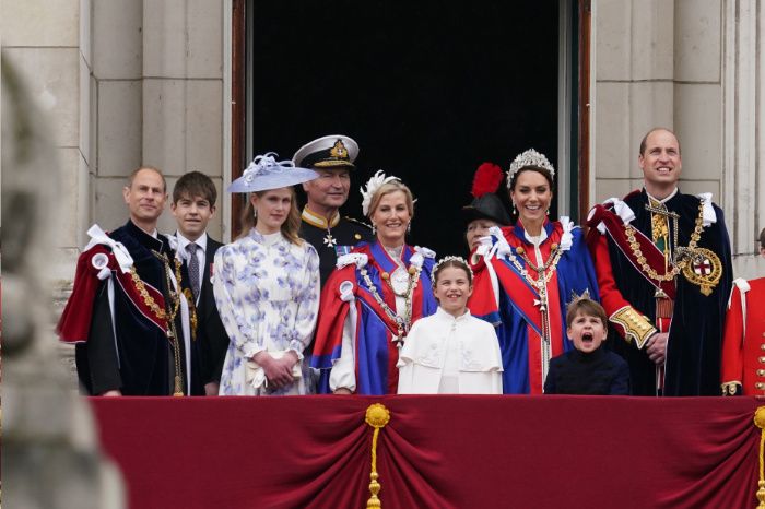 Carlos III se asoma por primera vez, como monarca del Reino Unido, al balcón del Palacio de Buckingham