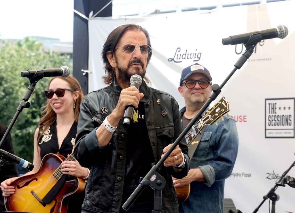 Ringo Starr habla durante la celebración de cumpleaños "Paz y Amor" de Ringo