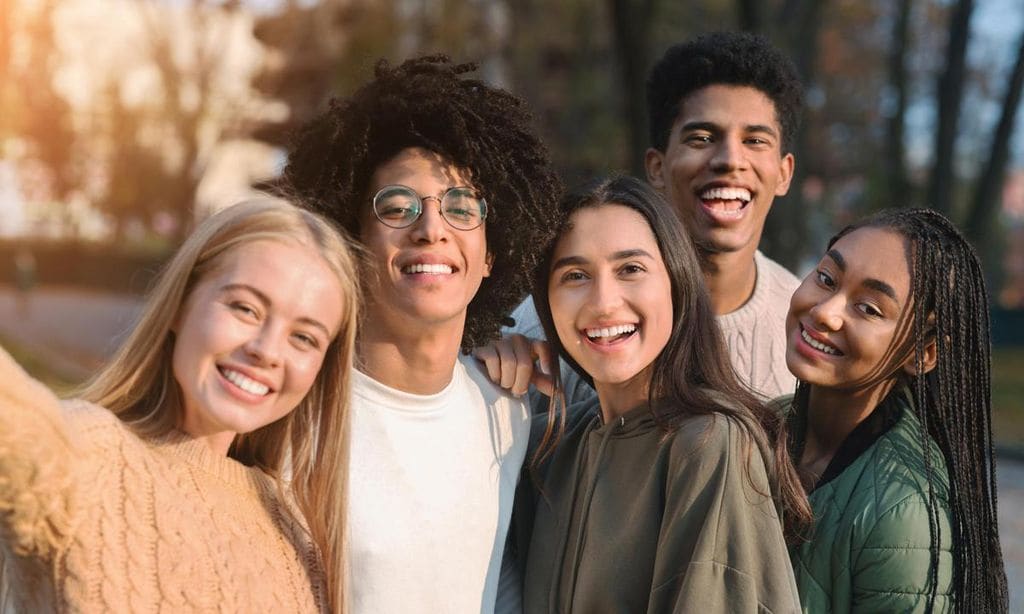adolescentes en grupo felices