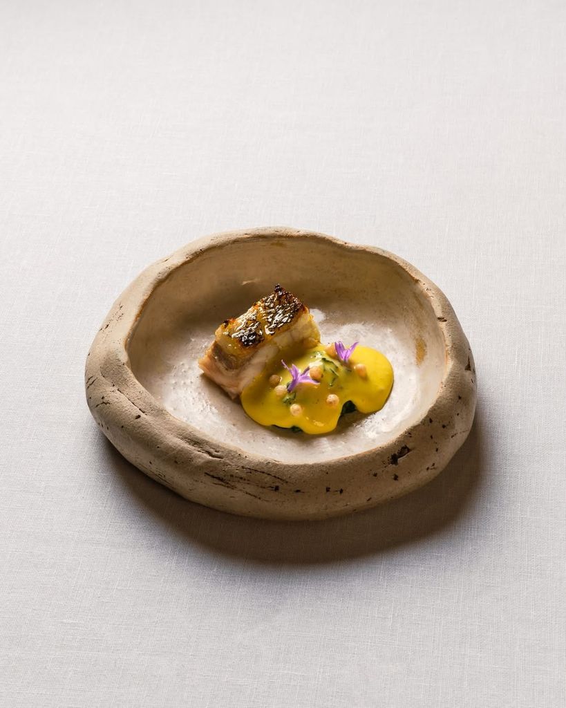 El romerete en amarillo y espinaca es uno de los platos de pescado que Benito Gómez elabora en el restaurante Bardal, ubicado en Ronda (Málaga).
