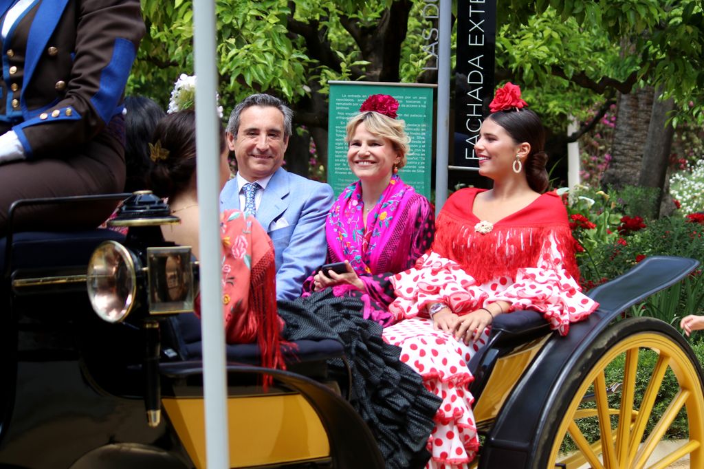 Cayetana Rivera y su madre Eugenia Martínez de Irujo en la Feria de Sevilla de 2019